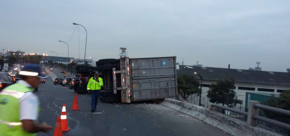 Se cierra paso a desnivel en av. de las Am&eacute;ricas por retiro de tr&aacute;iler que se volc&oacute; esta madrugada