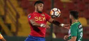 Tob&iacute;as Figueroa domina el esf&eacute;rica frente a la marca de Rodrigo Colombo en el partido de ida jugado en Chile.