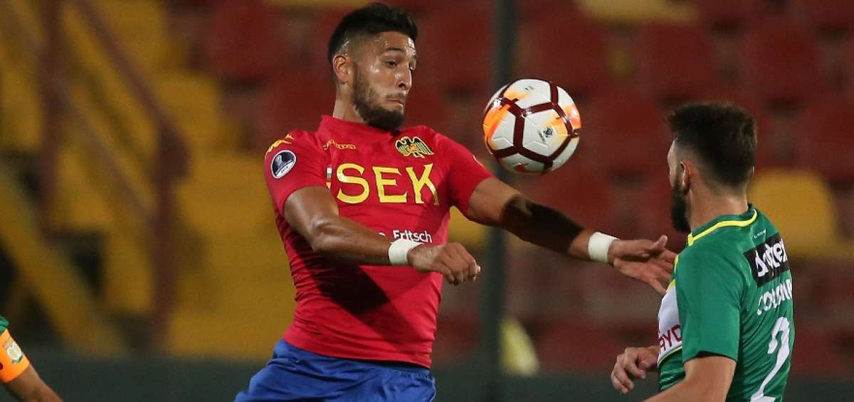 Tob&iacute;as Figueroa domina el esf&eacute;rica frente a la marca de Rodrigo Colombo en el partido de ida jugado en Chile.