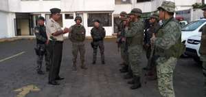 Los gendarmes cumplen formaciones antes de iniciar sus operaciones.
