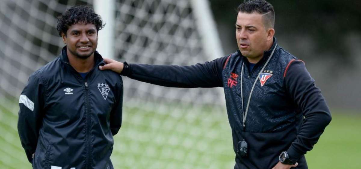 Franklin Salas (izq.) conversa con el preparador f&iacute;sico Crist&oacute;bal Rivas durante una pr&aacute;ctica en Pomasqui.