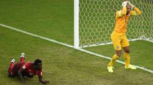Varela venci&oacute; con un cabezazo la resistencia de Tim Howard quien se lamenta por la anotaci&oacute;n. Foto: AFP