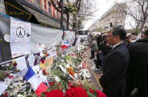 El Mandatario coloc&oacute; una ofrenda floral en Le Bataclan. Foto: Presidencia Ecuador 