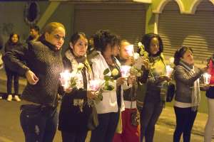 Varias mujeres encendieron velas y levantaron una rosa en recordartorio de la muerte de Josselyn Le&oacute;n, asesinada por su pareja. Foto: Daniel Molineros / El Tel&eacute;grafo