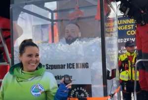 Un hombre permaneció durante cuatro horas y dos minutos sumergido en hielo.