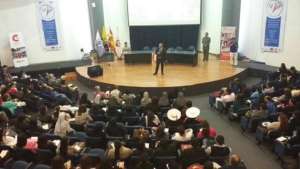 El congreso de experiencias educativas se desarrolla en centro cultural de Universidad Cat&oacute;lica. Foto: Twitter Ministerio de Educaci&oacute;n. 