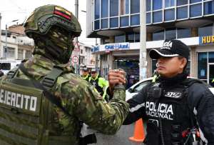 A través de dos Decretos Ejecutivos, el presidente Daniel Noboa dispuso que los policías y militares reciban una compensación económica. 