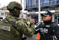 A través de dos Decretos Ejecutivos, el presidente Daniel Noboa dispuso que los policías y militares reciban una compensación económica. 