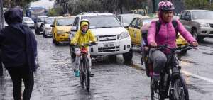 La reducci&oacute;n de visibilidad debido a la lluvia es uno de los problemas de los ciclistas en la &eacute;poca invernal.