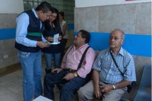 Los t&eacute;cnicos consultar&aacute;n a cada paciente del IESS sobre el tiempo que le toma su consulta. Foto: &Aacute;lvaro P&eacute;rez/ El Tel&eacute;grafo