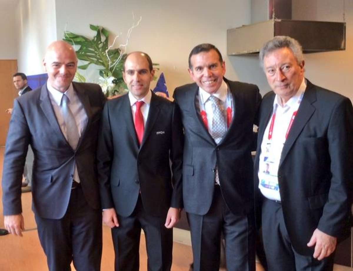  Infantino, candidato a presidente de la FIFA, visita a autoridades de Conmebol