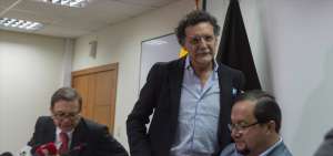 El contralor subrogante, Pablo Celi, dialog&oacute; ayer con la prensa acompa&ntilde;ado por los subcontralores Hugo P&eacute;rez (izq.) y Fernando Maldonado (der.).