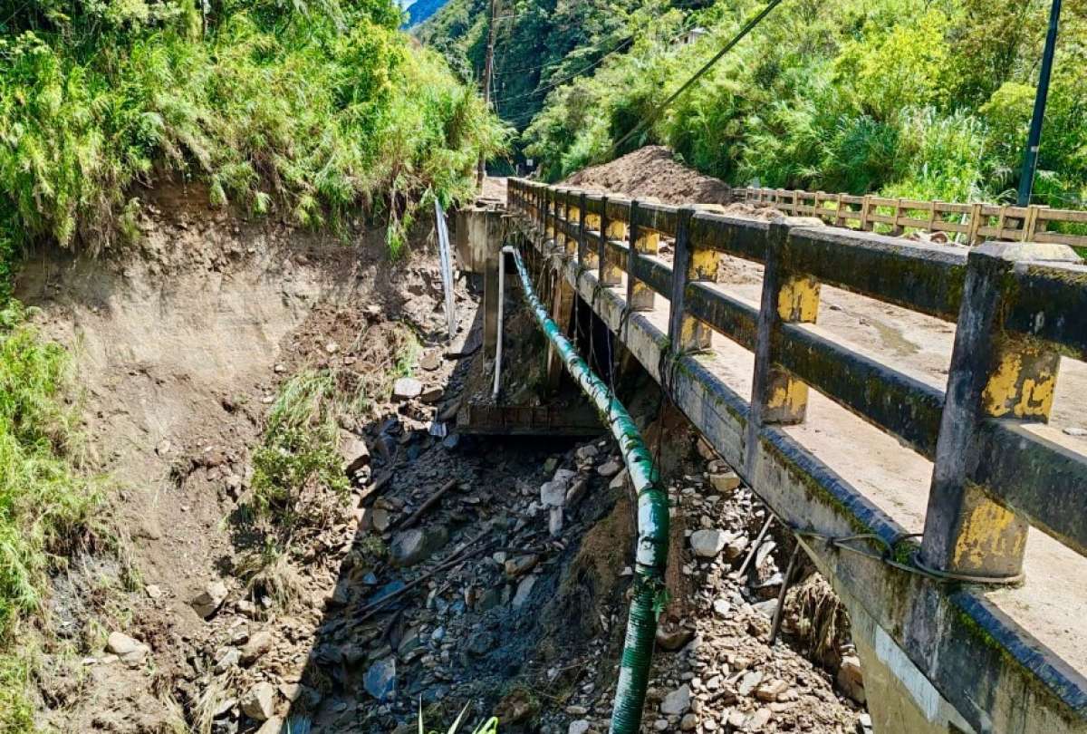 La vía presenta graves afectaciones debido a las fuertes lluvias registradas en la zona.