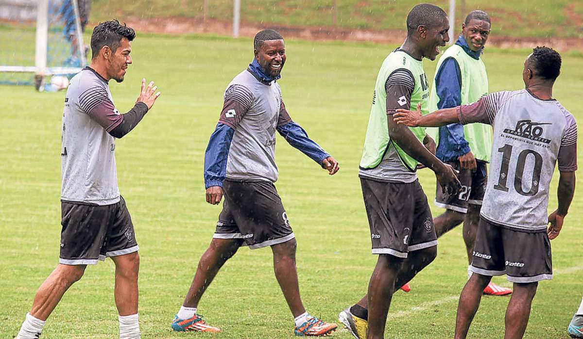 El mediocampista ecuatoriano &Eacute;dison M&eacute;ndez (c) marc&oacute; los dos goles que le dieron el triunfo a El Nacional ante River Ecuador. Foto: &Aacute;lvaro P&eacute;rez / El Tel&eacute;grafo