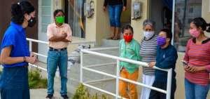La vicepresidenta Mar&iacute;a Alejandra Mu&ntilde;oz dialoga con moradores de la urbanizaci&oacute;n Balc&oacute;n Encantado, en Anconcito.