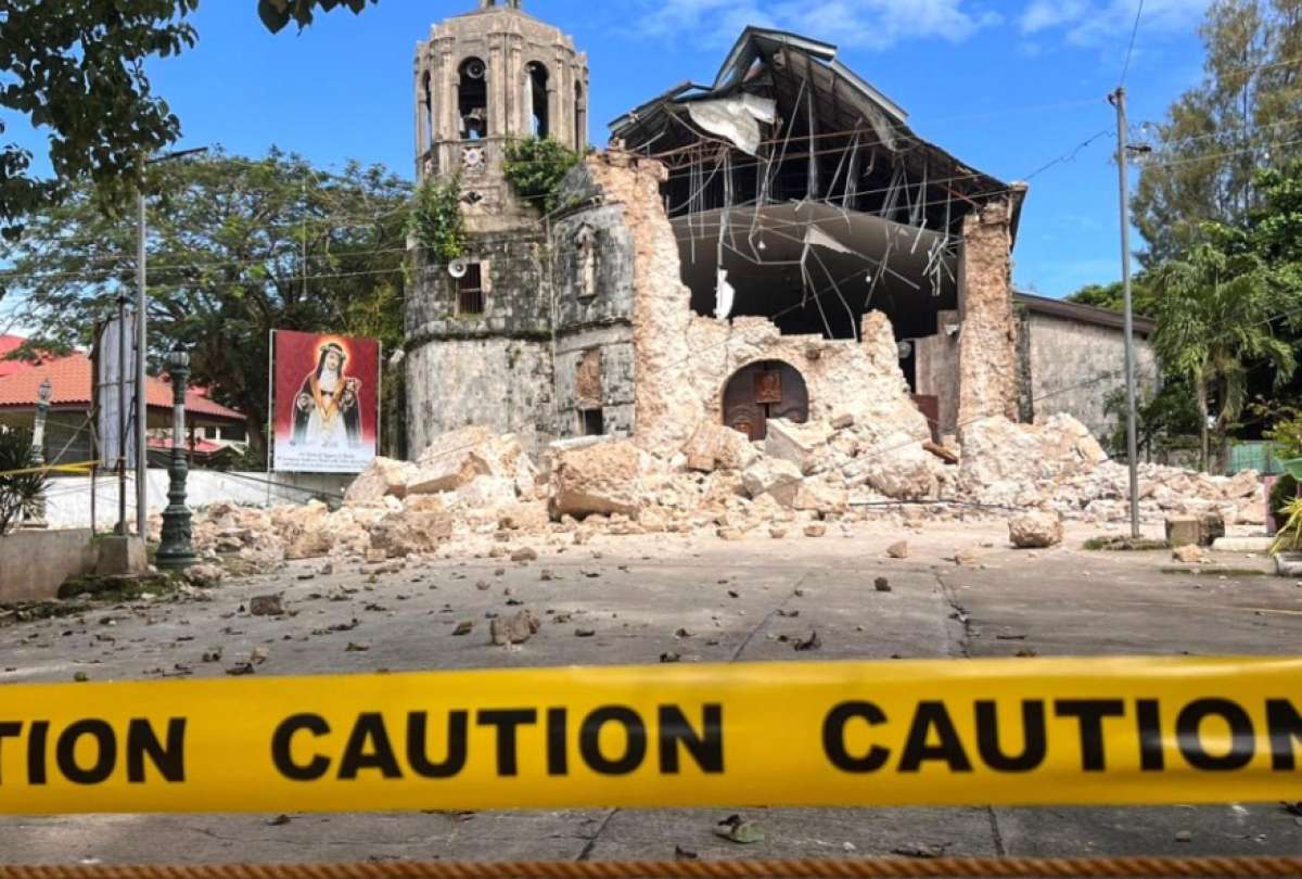 El terremoto de magnitud 6.9 deja al momento 60 muertos y más de 100 heridos, según medios internacionales. 