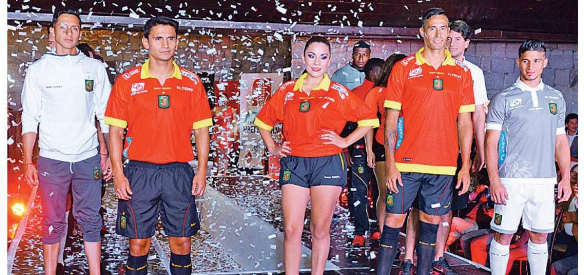 La empresa local Bow Sport vestir&aacute; al Deportivo Cuenca este a&ntilde;o. Anoche fueron exhibidos los uniformes principales y alternos que utilizar&aacute; el equipo.