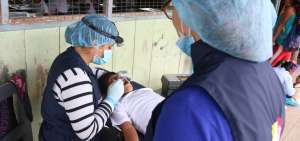 M&eacute;dicos del hospital Gualaquiza atienden a los ni&ntilde;os de la comunidad shuar Ayantas.