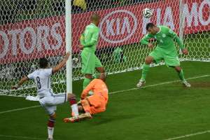 Mesut &Ouml;zil anot&oacute; el sgeundo gol de Alemania para asegurar el pase a cuartos de final. Foto: AFP