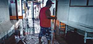 El Pasaje 105 del Nuevo Tarqui es uno de los lugares que se inunda cada vez que llueve en Manta. Los comerciantes piden agilizar soluciones.