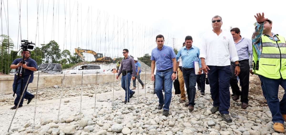 El Jefe de Estado recorri&oacute; los trabajos de construcci&oacute;n de los puentes sobre los r&iacute;os Lulo y Quindigua.