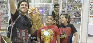 El guante del infinito del filme Los Avengers atrajo a menores y fan&aacute;ticos. 