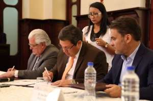 La suscripci&oacute;n del acuerdo estuvo a cargo de los ministros de Defensa, Coordinador de Seguridad y del Interior. Foto: Cortes&iacute;a Ministerio Coordinador de Seguridad 