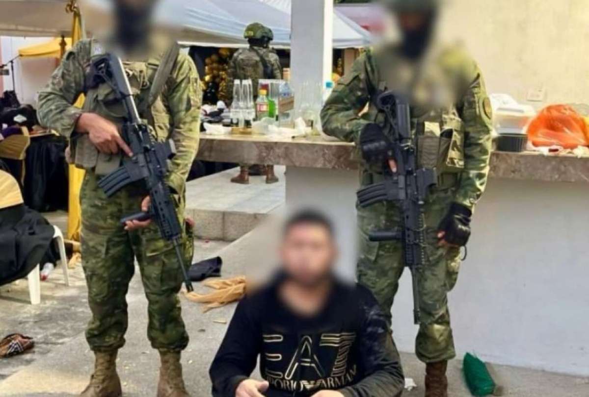 Boris P. (centro) fue detenido en un operativo militar en El Empalme.