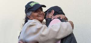 Mar&iacute;a Teresa y &Aacute;ngela Romero (d) se abrazan durante el reencuentro. Foto: John Guevara / El Tel&eacute;grafo 