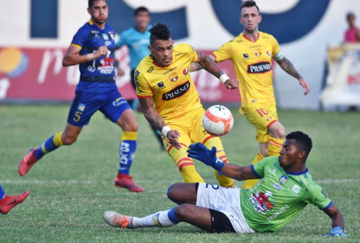 Jonathan Álvez no puede sortear al golero Pedro Ortiz, durante la Copa Ecuador del 2019