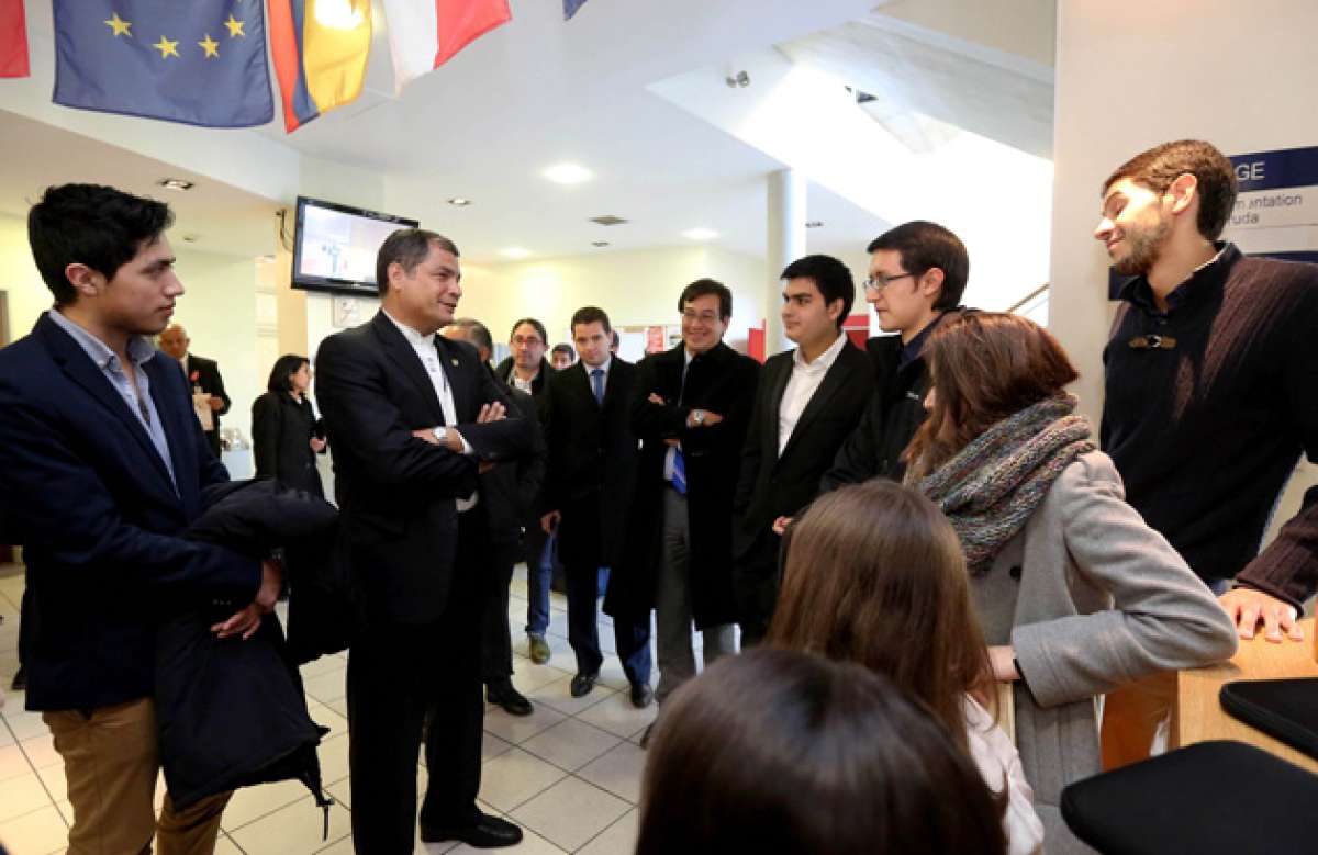 Varios universitarios de Poitiers dialogaron con el presidente ecuatoriano, Rafael Correa, luego de su ponencia. Foto: Cortes&iacute;a Presidencia de la Rep&uacute;blica
