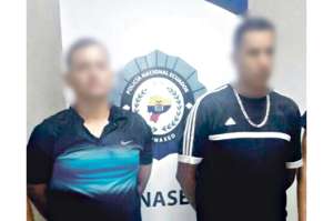 La imagen de los 2 sospechosos fue difundida por el Ministerio del Interior. Ellos fueron capturados la noche del pasado jueves. Foto: Cortes&iacute;a