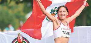 La peruana Gladys Tejeda gan&oacute; la prueba de marat&oacute;n en Toronto 2015 con un registro de 2:33:03. AFP