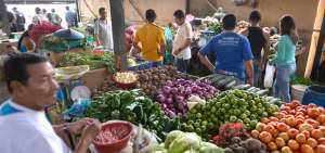Tras el terremoto, los comerciantes reubicaron sus puestos en las mismas instalaciones del mercado.