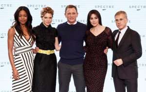 Desde la izquierda Naomi Harris, Lea Seydoux, Daniel Craig, Monica Bellucci y Christoph Waltz, posan para la prensa en la presentaci&oacute;n de Spectre. Foto internet