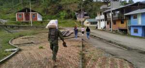 Ej&eacute;rcito ayuda a repartir alimentos en comunidades de la amazon&iacute;a