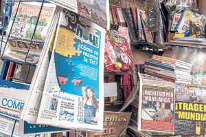 Este viernes, en los puntos de venta en Quito y Guayaquil, reapareci&oacute; diario HOY como semanario; se denomina &lsquo;HOY VSD&rsquo;. Foto: Marco Salgado.