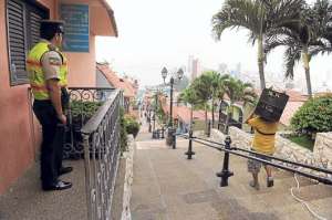 Un miembro de la Polic&iacute;a Nacional patrulla, diariamente, la zona regenerada del cerro Santa Ana. Foto: Miguel Castro / El Tel&eacute;grafo
