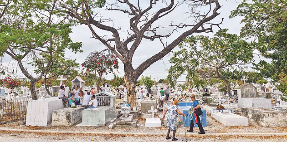 Desde temprano cientos de ciudadanos se dirigieron hasta el cementerio del suburbio. Foto: William Orellana / El Tel&eacute;grafo