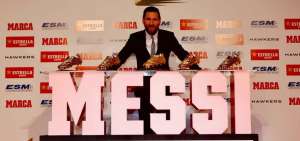 Messi recibe su quinta bota de oro al ser el m&aacute;ximo goleador 2017-18
