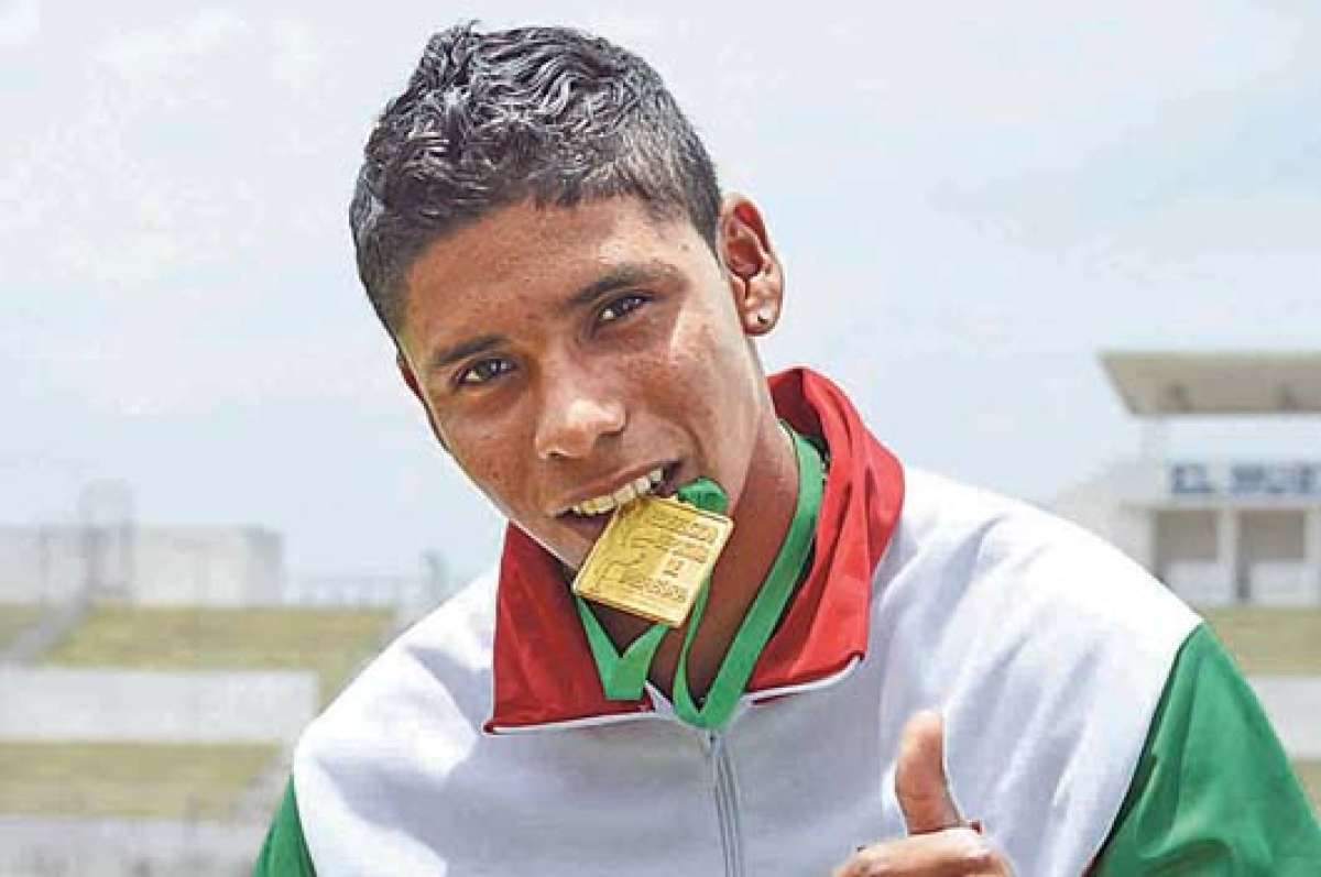 Jos&eacute; Pacho V&eacute;lez naci&oacute; el 30 de enero de 1996; suma 2 a&ntilde;os y medio en el atletismo. Es el primer ecuatoriano que pasa los 5 metros con la p&eacute;rtiga.  Foto: Cortes&iacute;a Ministerio del Deporte 
