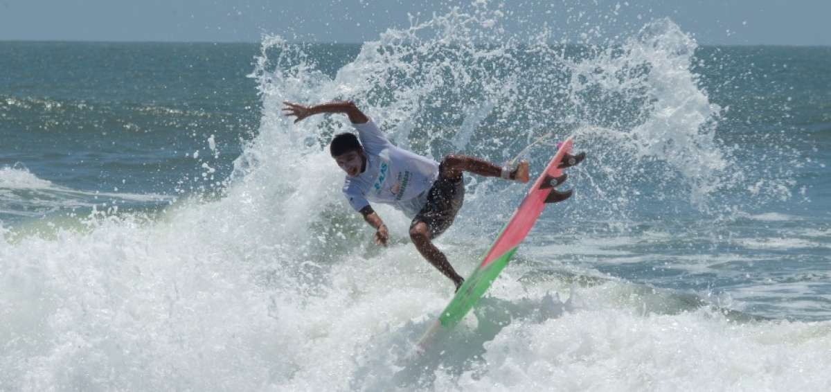 Roberto Rodr&iacute;guez ejecuta una pirueta, ayer, en la primera fecha del Campeonato Nacional de Surf 2017. 