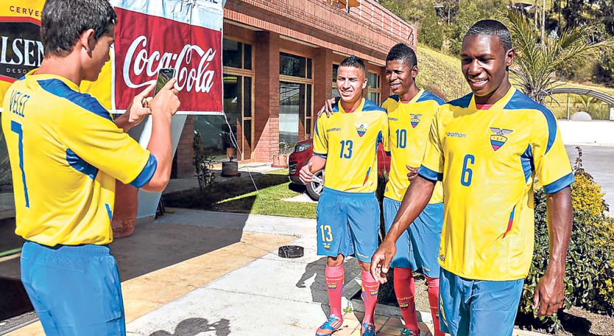 El delantero Jairo V&eacute;lez (izq.) toma una fotograf&iacute;a con el celular a  sus compa&ntilde;eros de equipo despu&eacute;s de la foto oficial que se realiz&oacute; en la Casa de la Selecci&oacute;n. Foto: Santiago Aguirre