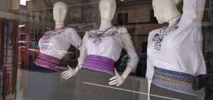 Sus trajes hechos a medida incluyen anacos, fajas y blusas de flores bordadas a mano y pueden costar entre $ 150 y $ 800. Los conjuntos m&aacute;s caros son para novias y reinas de belleza porque tienen pedrer&iacute;a y encajes.