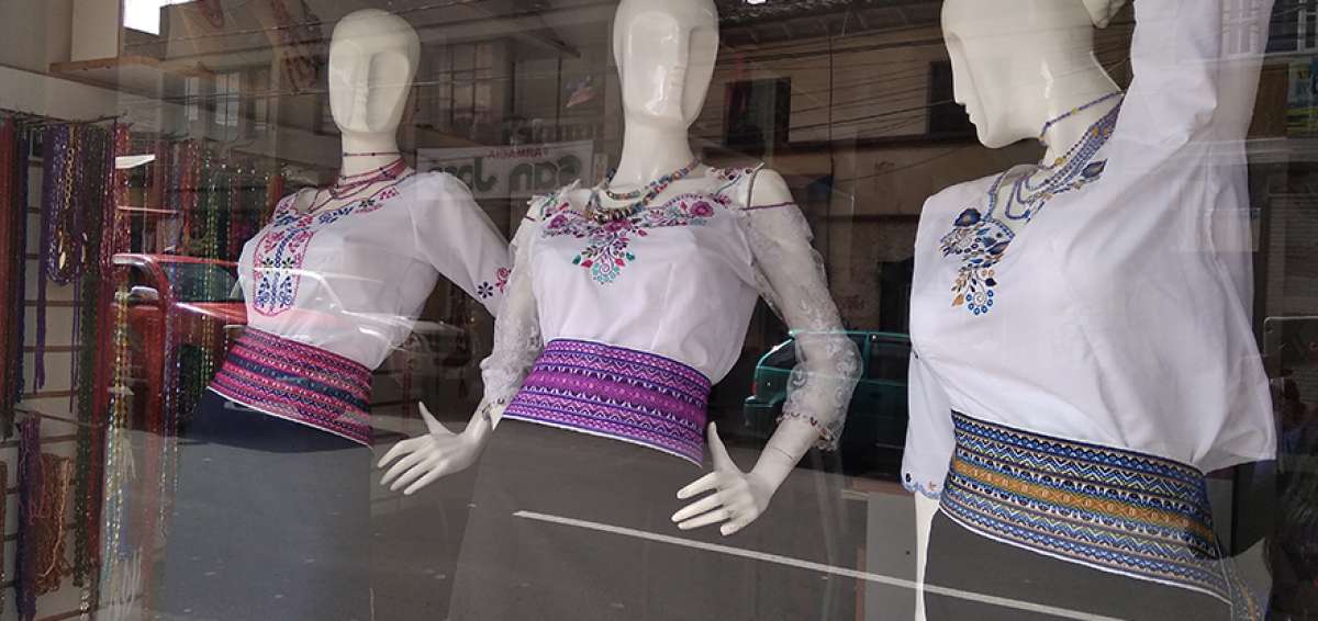 Sus trajes hechos a medida incluyen anacos, fajas y blusas de flores bordadas a mano y pueden costar entre $ 150 y $ 800. Los conjuntos m&aacute;s caros son para novias y reinas de belleza porque tienen pedrer&iacute;a y encajes.