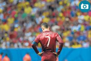 El capit&aacute;n de la selecci&oacute;n portuguesa, Cristiano Ronaldo, se lamenta al final del encuentro contra Ghana. Foto: AFP