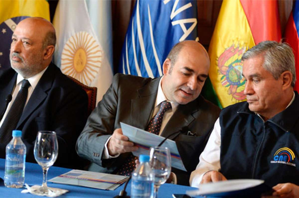 El presidente del organismo electoral argentino, Alejandro Tulio (centro) entrega un documento al titular del Consejo Nacional Electoral de Ecuador, Domingo Paredes. Foto: Miguel Jim&eacute;nez | El  Tel&eacute;grafo