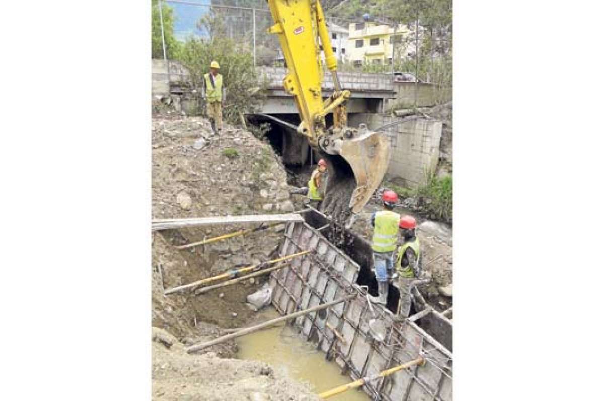 Nueve kil&oacute;metros de colectores se construir&aacute;n para descontaminar el r&iacute;o Burgay, en Azogues. FOTO: CORTES&Iacute;A.