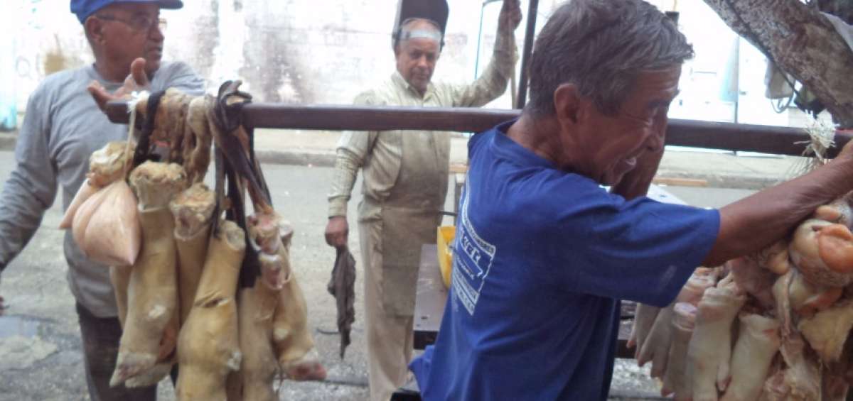 Es un trabajo duro y sacrificado, pero asegura que seguir&aacute; en el oficio hasta que pueda. Cada d&iacute;a recorre m&aacute;s de 70 cuadras ofreciendo sus productos.