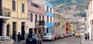 La calle Valpara&iacute;so es una de las v&iacute;as tradicionales del barrio La Tola. Est&aacute; rodeada de casas antiguas. Foto: Carina Acosta / ElTtel&eacute;grafo